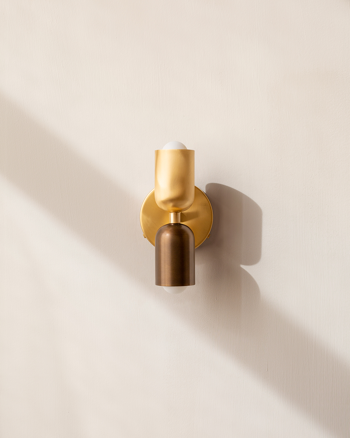 BRASS UP DOWN SCONCE par IN COMMON WITH