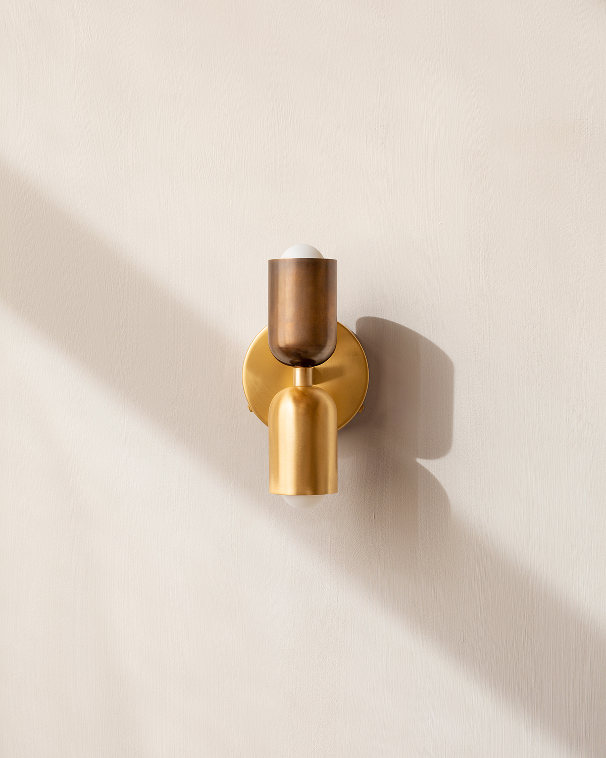 BRASS UP DOWN SCONCE par IN COMMON WITH