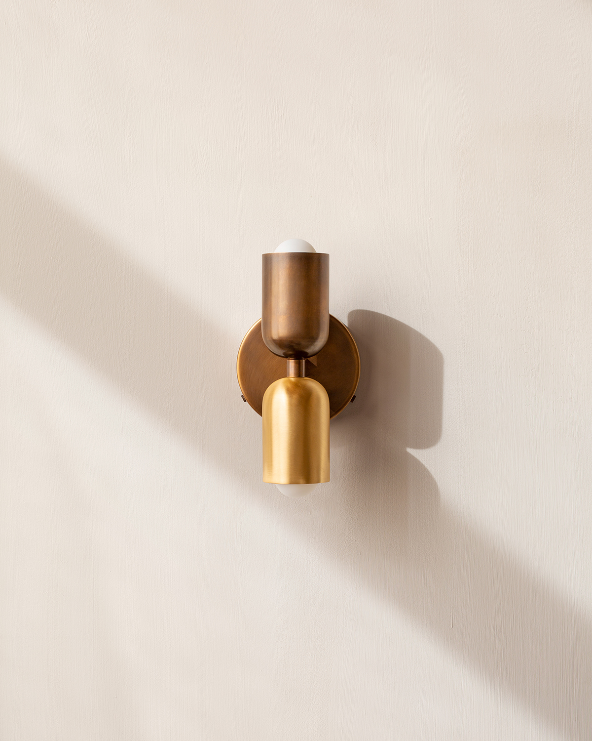 BRASS UP DOWN SCONCE par IN COMMON WITH