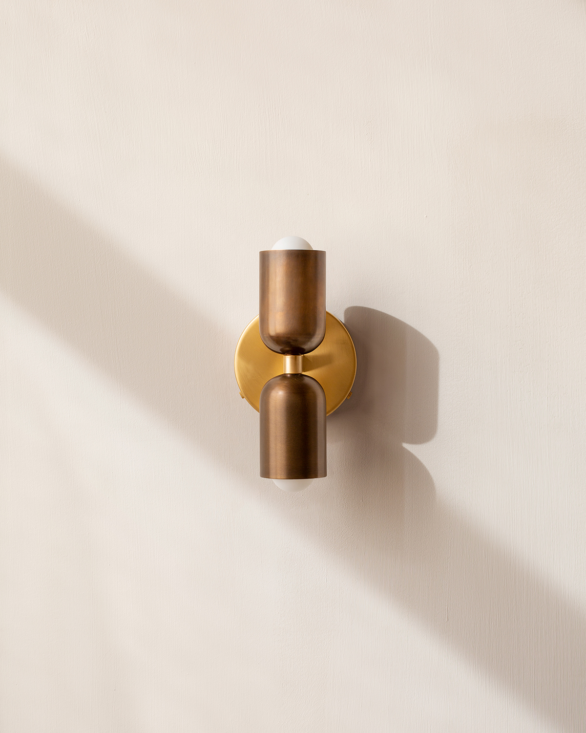 BRASS UP DOWN SCONCE par IN COMMON WITH