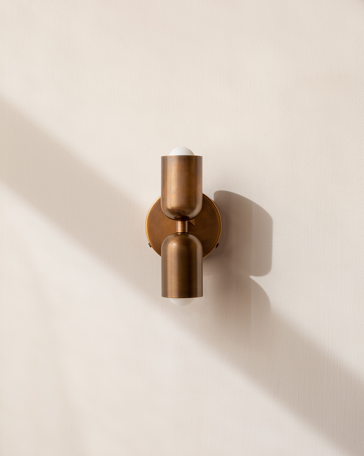 BRASS UP DOWN SCONCE par IN COMMON WITH