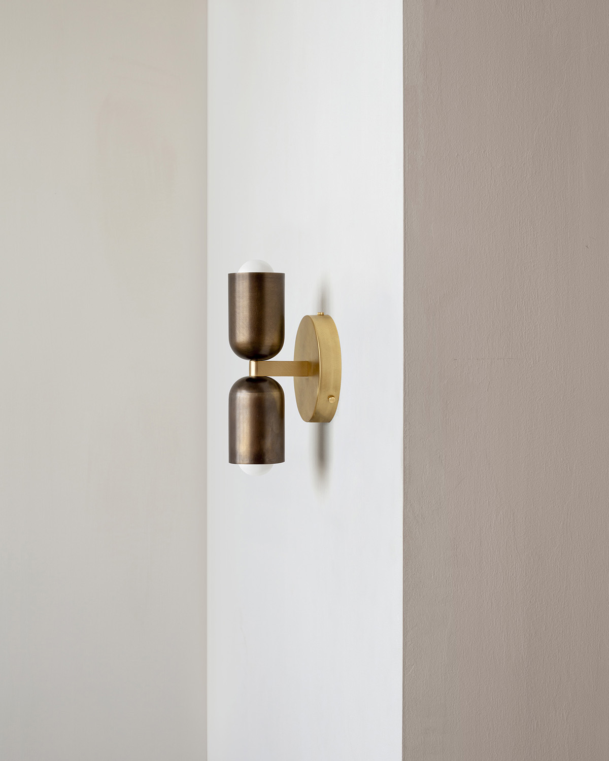 BRASS UP DOWN SCONCE par IN COMMON WITH