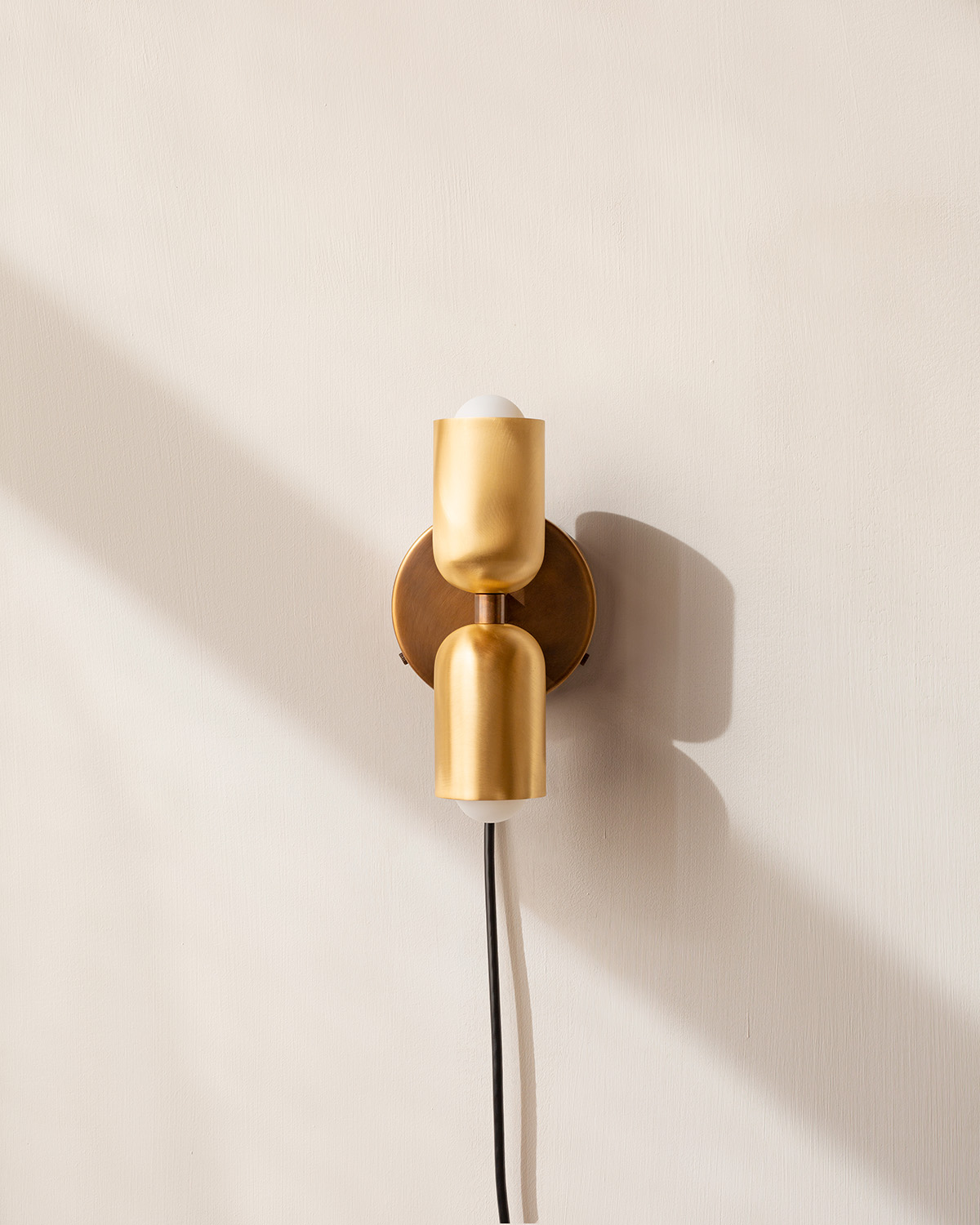 BRASS UP DOWN SCONCE, PLUG-IN par IN COMMON WITH