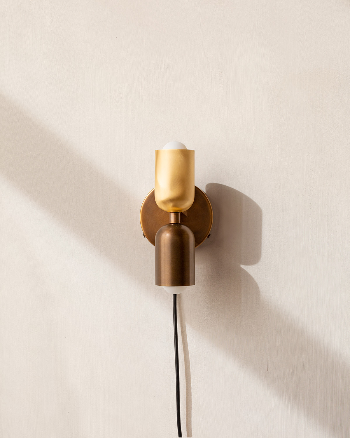 BRASS UP DOWN SCONCE, PLUG-IN par IN COMMON WITH