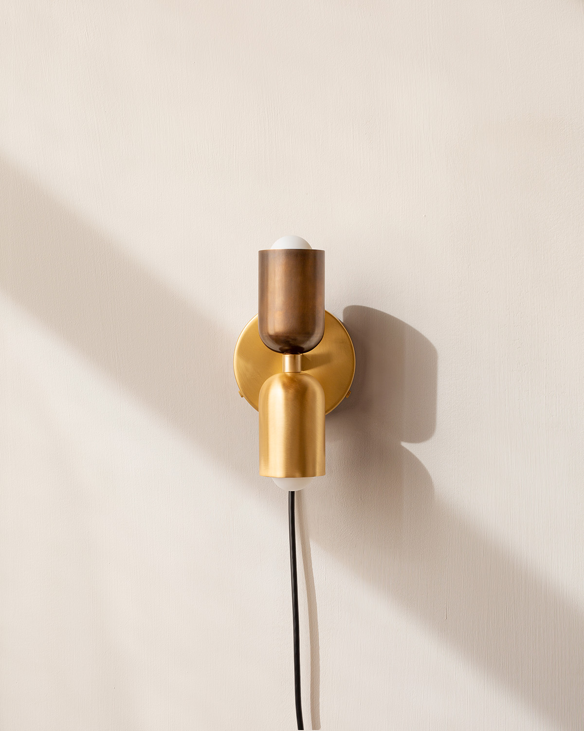 BRASS UP DOWN SCONCE, PLUG-IN par IN COMMON WITH