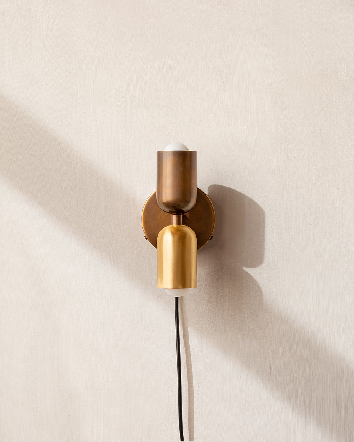 BRASS UP DOWN SCONCE, PLUG-IN par IN COMMON WITH