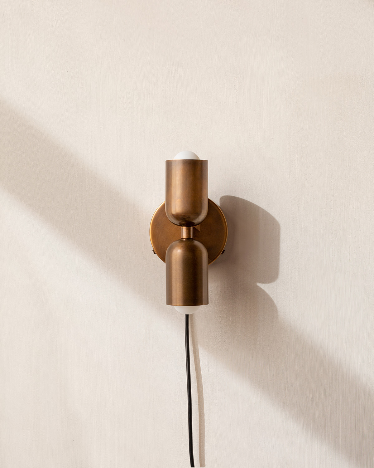 BRASS UP DOWN SCONCE, PLUG-IN par IN COMMON WITH