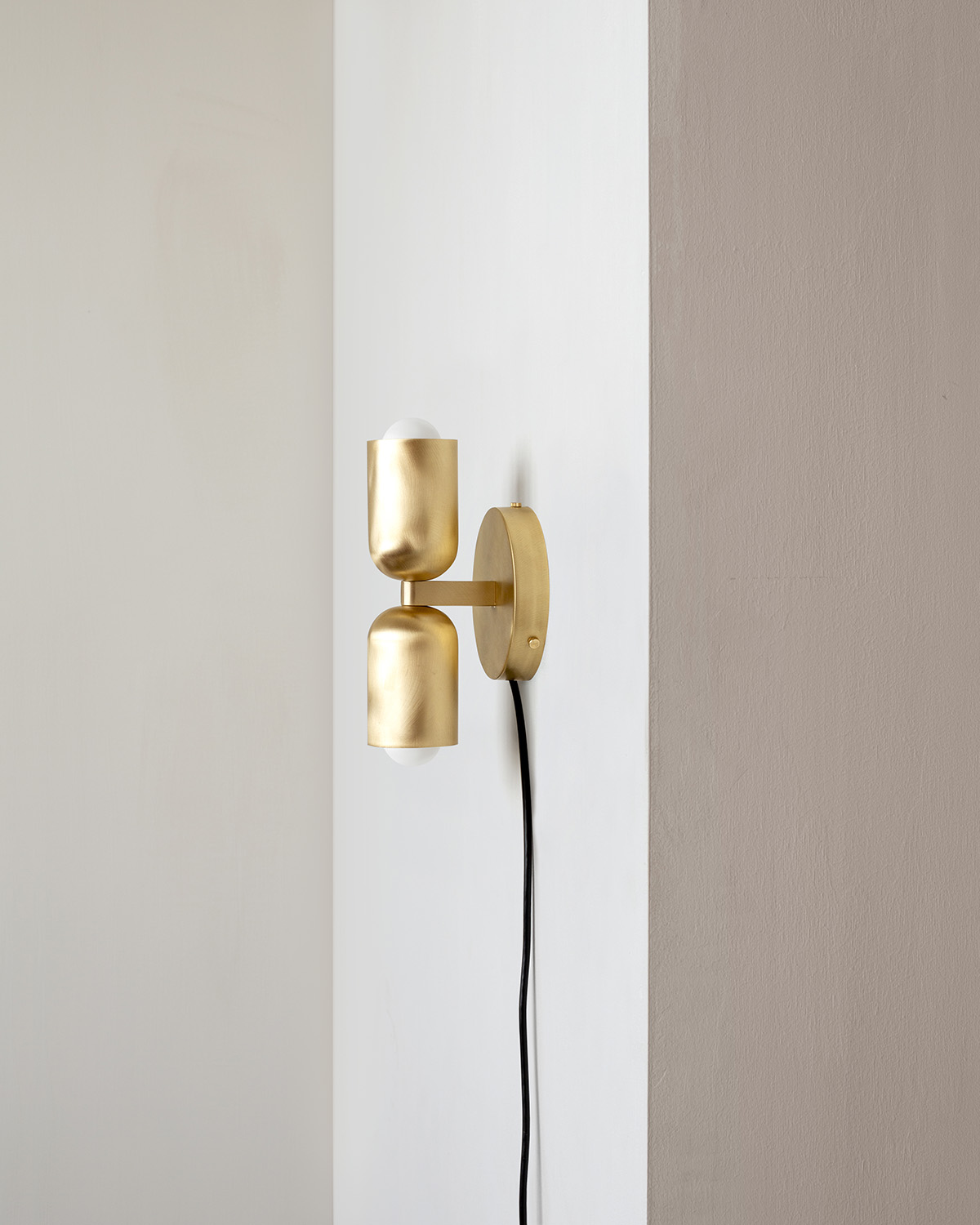 BRASS UP DOWN SCONCE, PLUG-IN par IN COMMON WITH