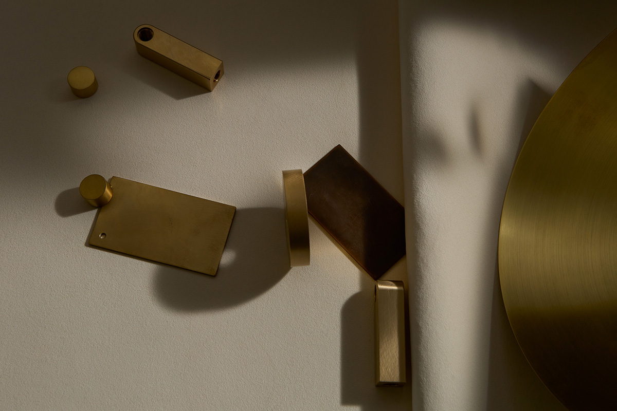 BRASS UP DOWN SCONCE, PLUG-IN par IN COMMON WITH