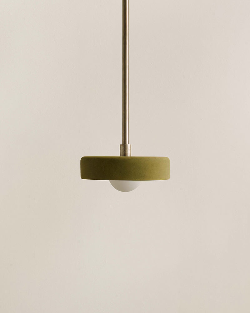 CERAMIC DISC PENDANT par IN COMMON WITH