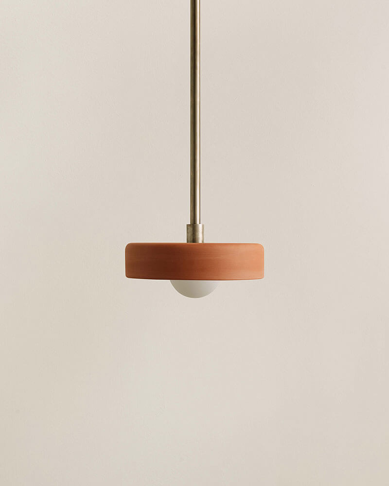 CERAMIC DISC PENDANT par IN COMMON WITH