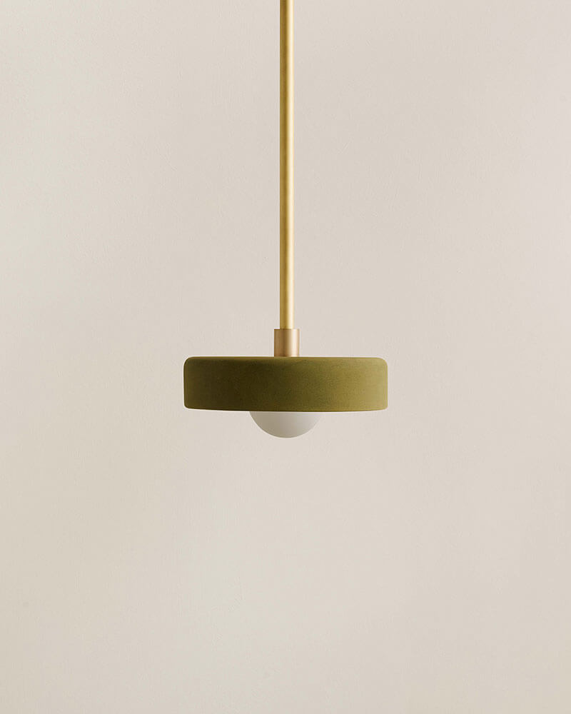 CERAMIC DISC PENDANT par IN COMMON WITH