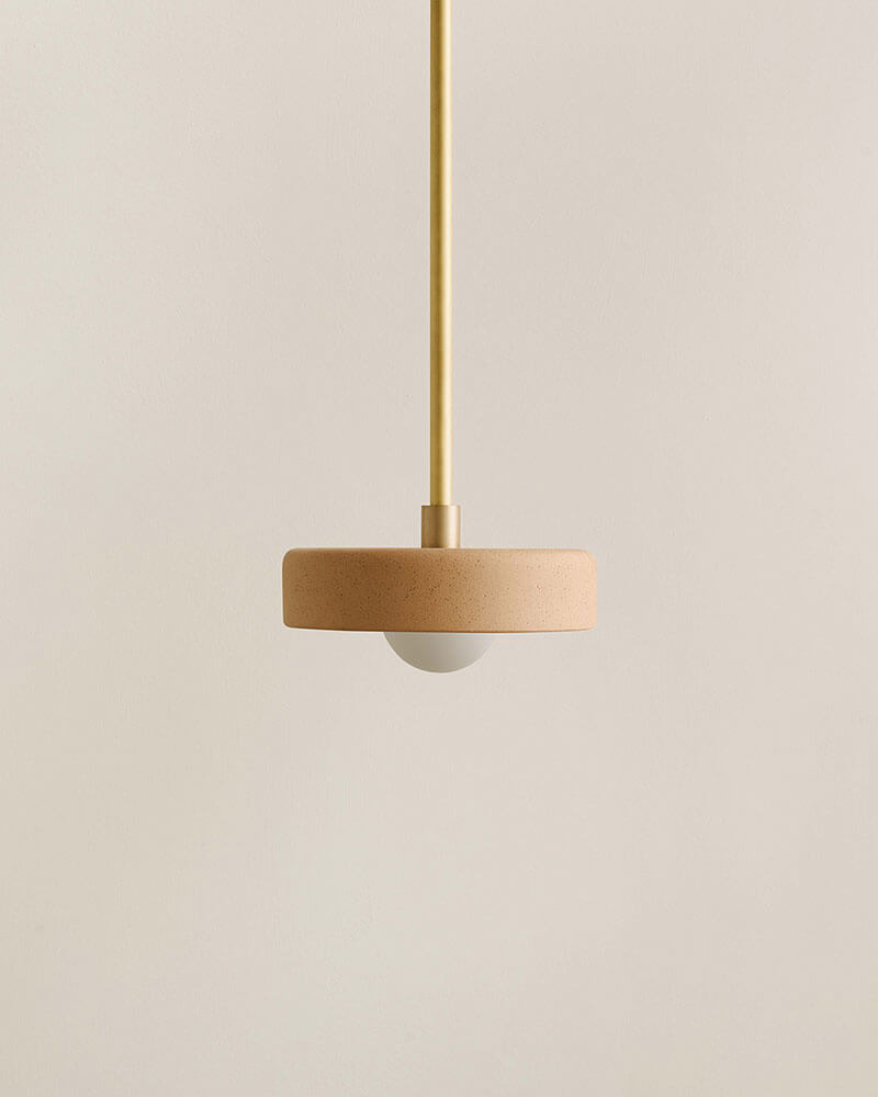 CERAMIC DISC PENDANT par IN COMMON WITH