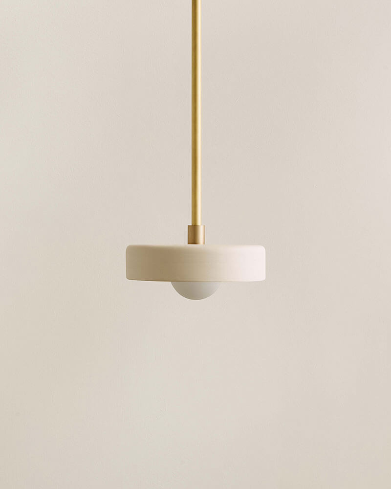CERAMIC DISC PENDANT par IN COMMON WITH