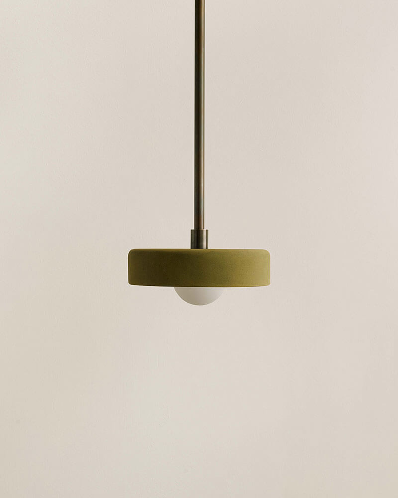CERAMIC DISC PENDANT par IN COMMON WITH