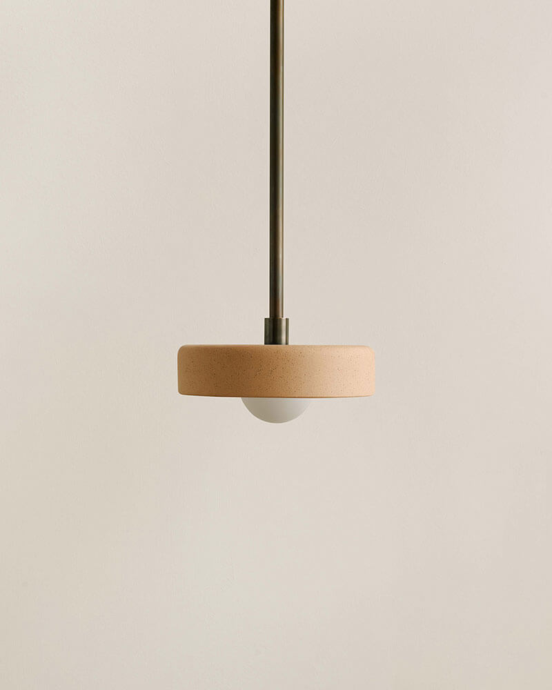 CERAMIC DISC PENDANT par IN COMMON WITH
