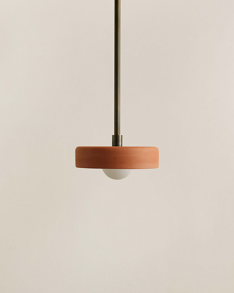 CERAMIC DISC PENDANT par IN COMMON WITH