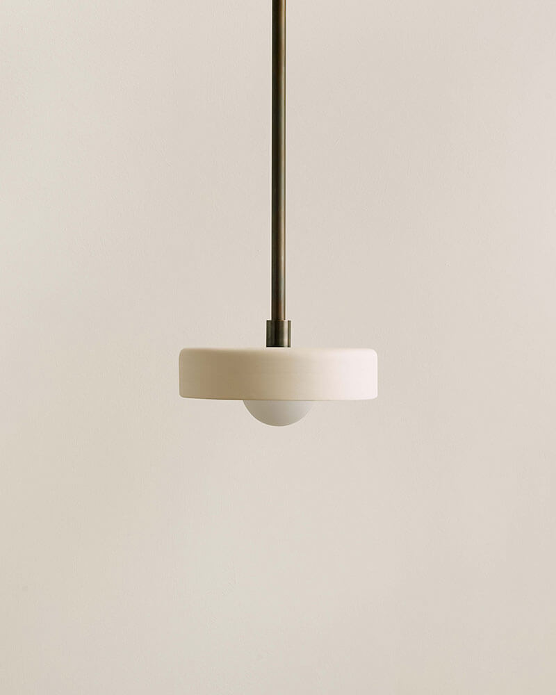 CERAMIC DISC PENDANT par IN COMMON WITH