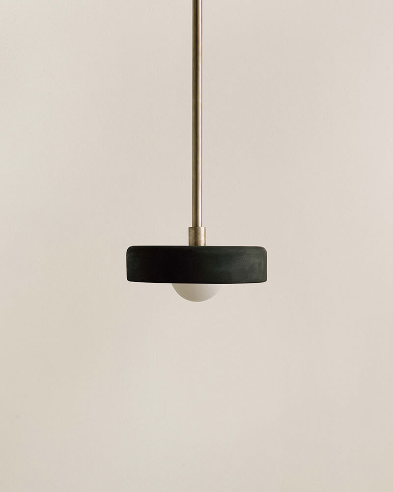 CERAMIC DISC PENDANT par IN COMMON WITH