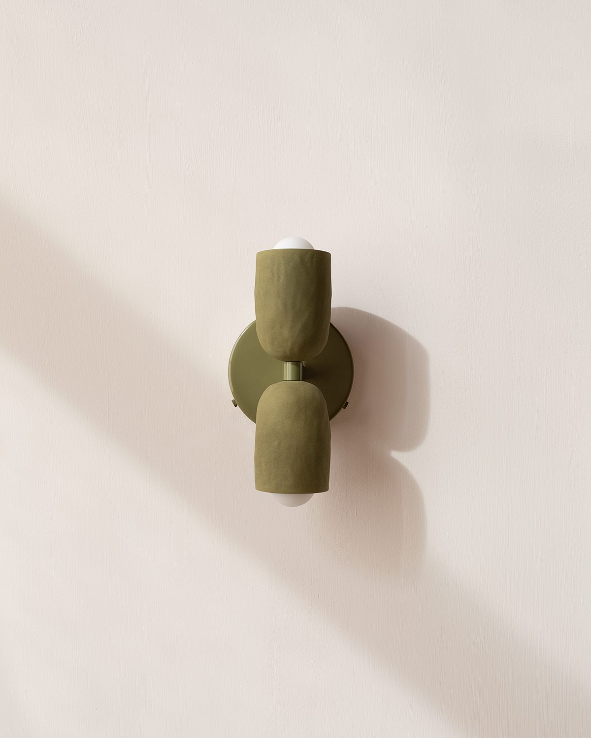 CERAMIC UP DOWN SCONCE par IN COMMON WITH