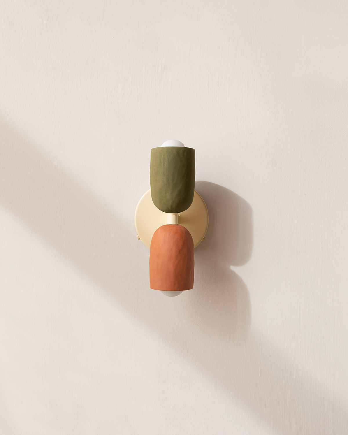 CERAMIC UP DOWN SCONCE par IN COMMON WITH