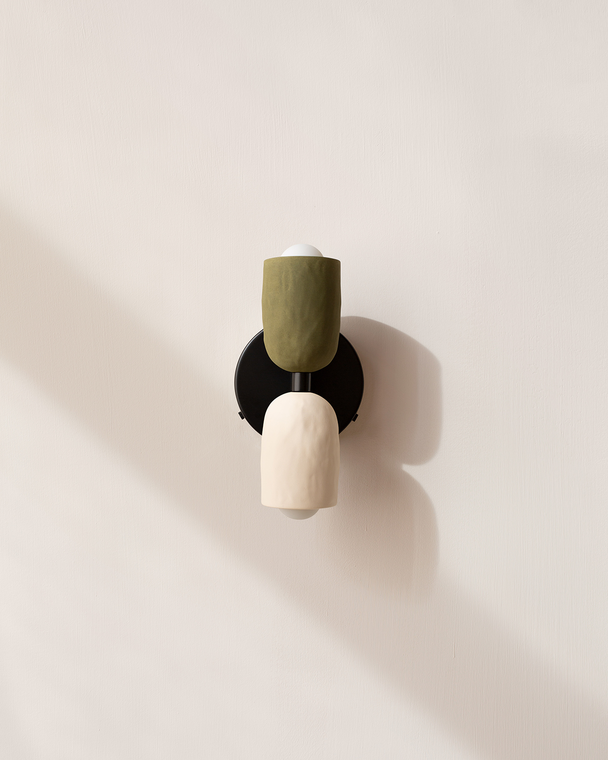 CERAMIC UP DOWN SCONCE par IN COMMON WITH