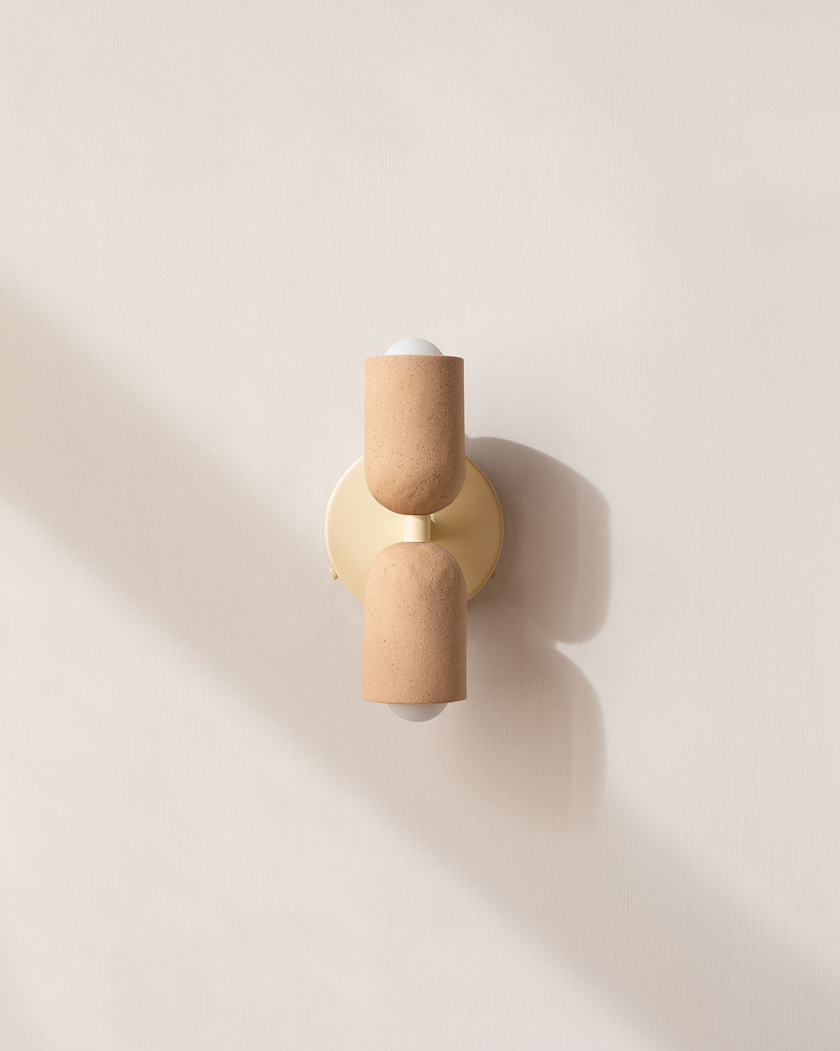CERAMIC UP DOWN SCONCE par IN COMMON WITH