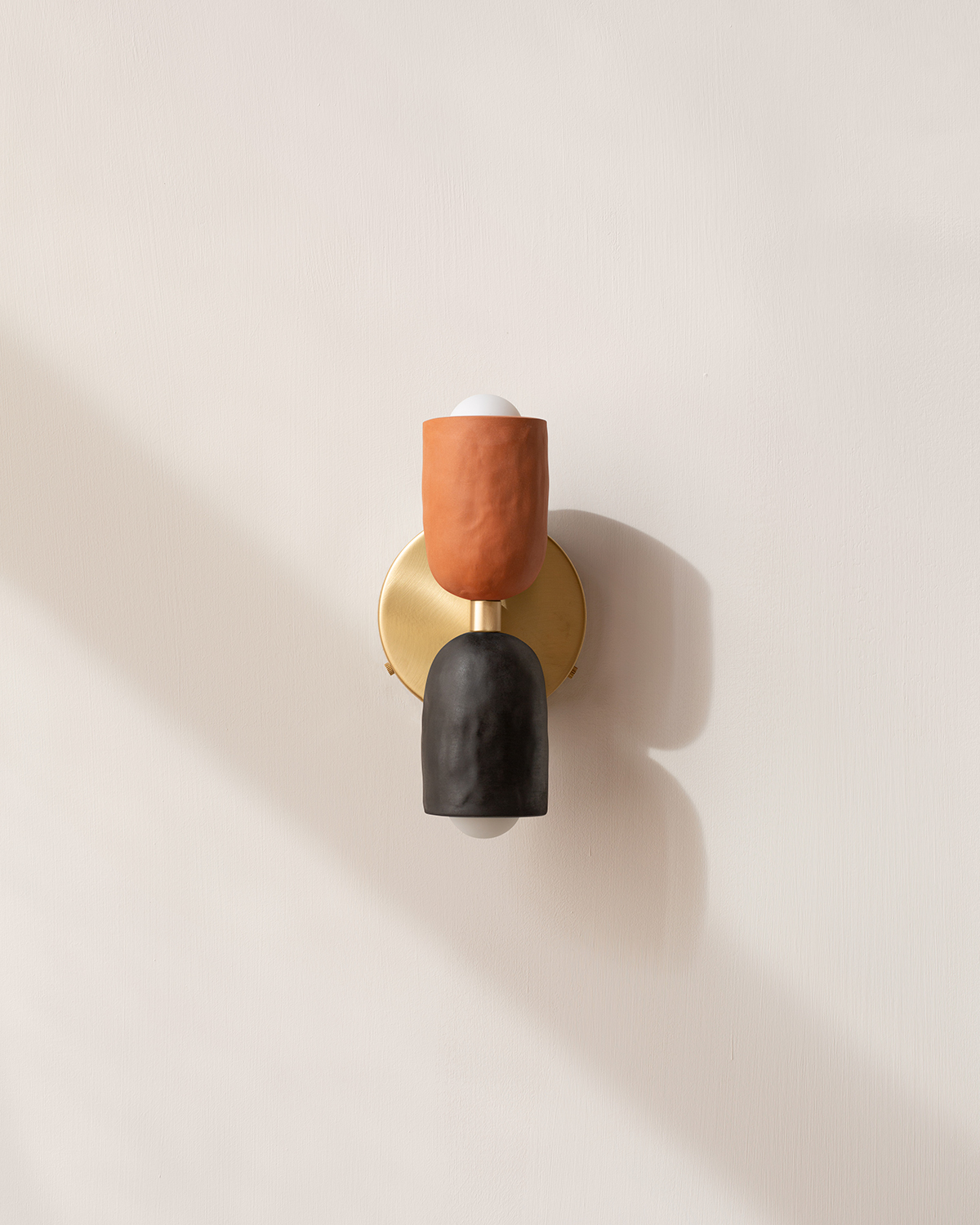 CERAMIC UP DOWN SCONCE par IN COMMON WITH