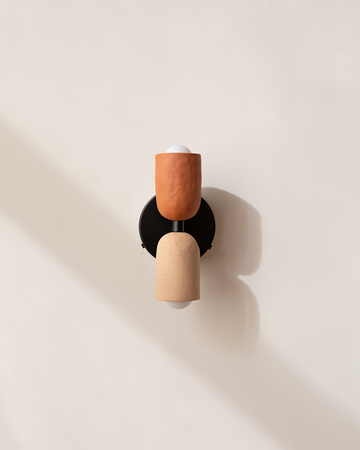 CERAMIC UP DOWN SCONCE par IN COMMON WITH