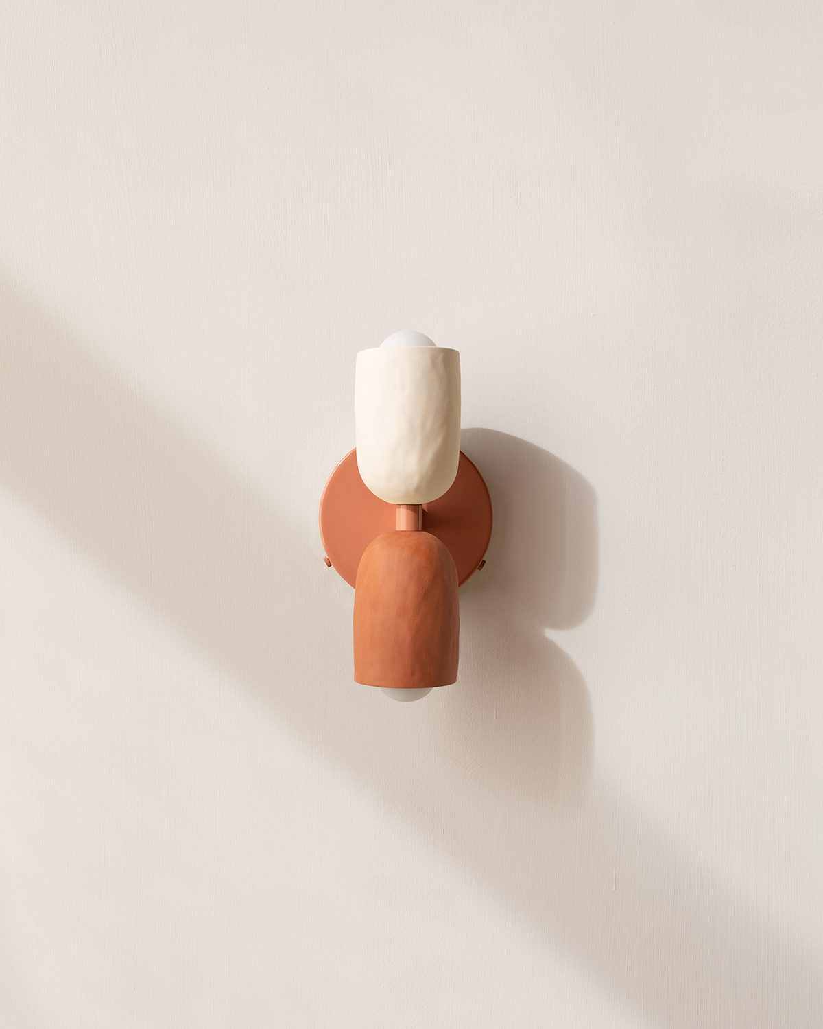 CERAMIC UP DOWN SCONCE par IN COMMON WITH