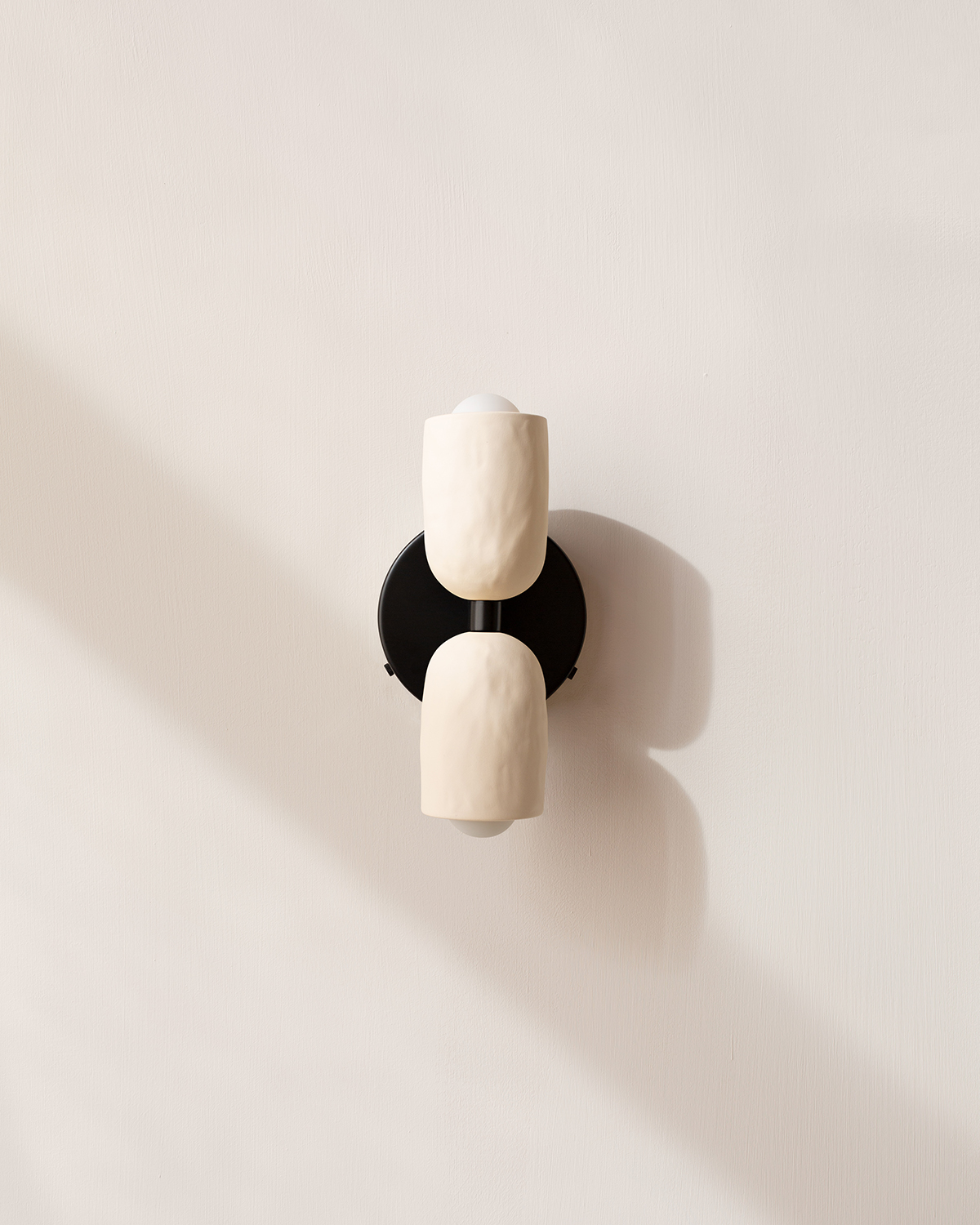 CERAMIC UP DOWN SCONCE par IN COMMON WITH
