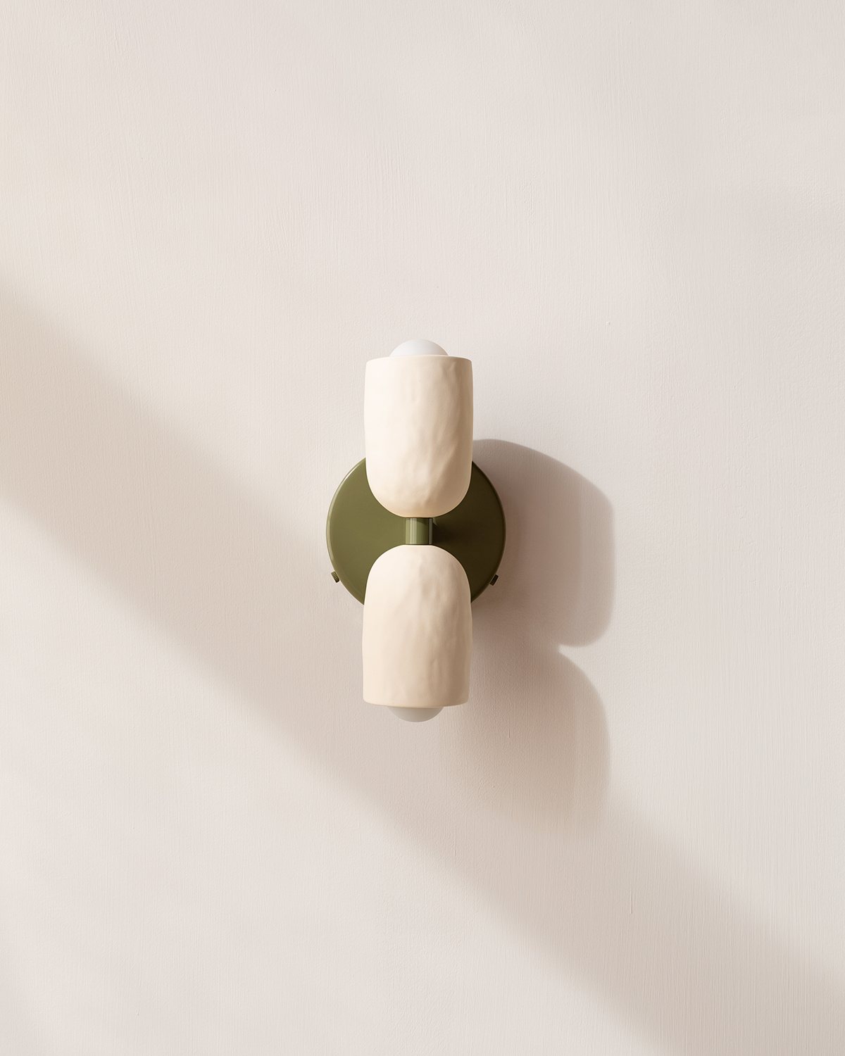 CERAMIC UP DOWN SCONCE par IN COMMON WITH