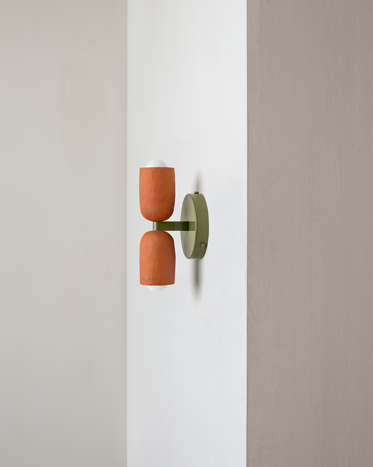 CERAMIC UP DOWN SCONCE par IN COMMON WITH
