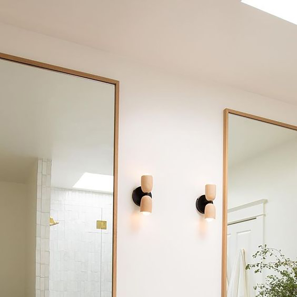 CERAMIC UP DOWN SCONCE par IN COMMON WITH