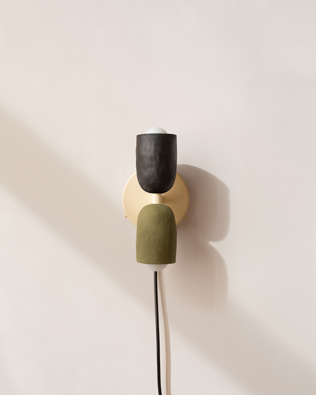 CERAMIC UP DOWN SCONCE, PLUG-IN par IN COMMON WITH