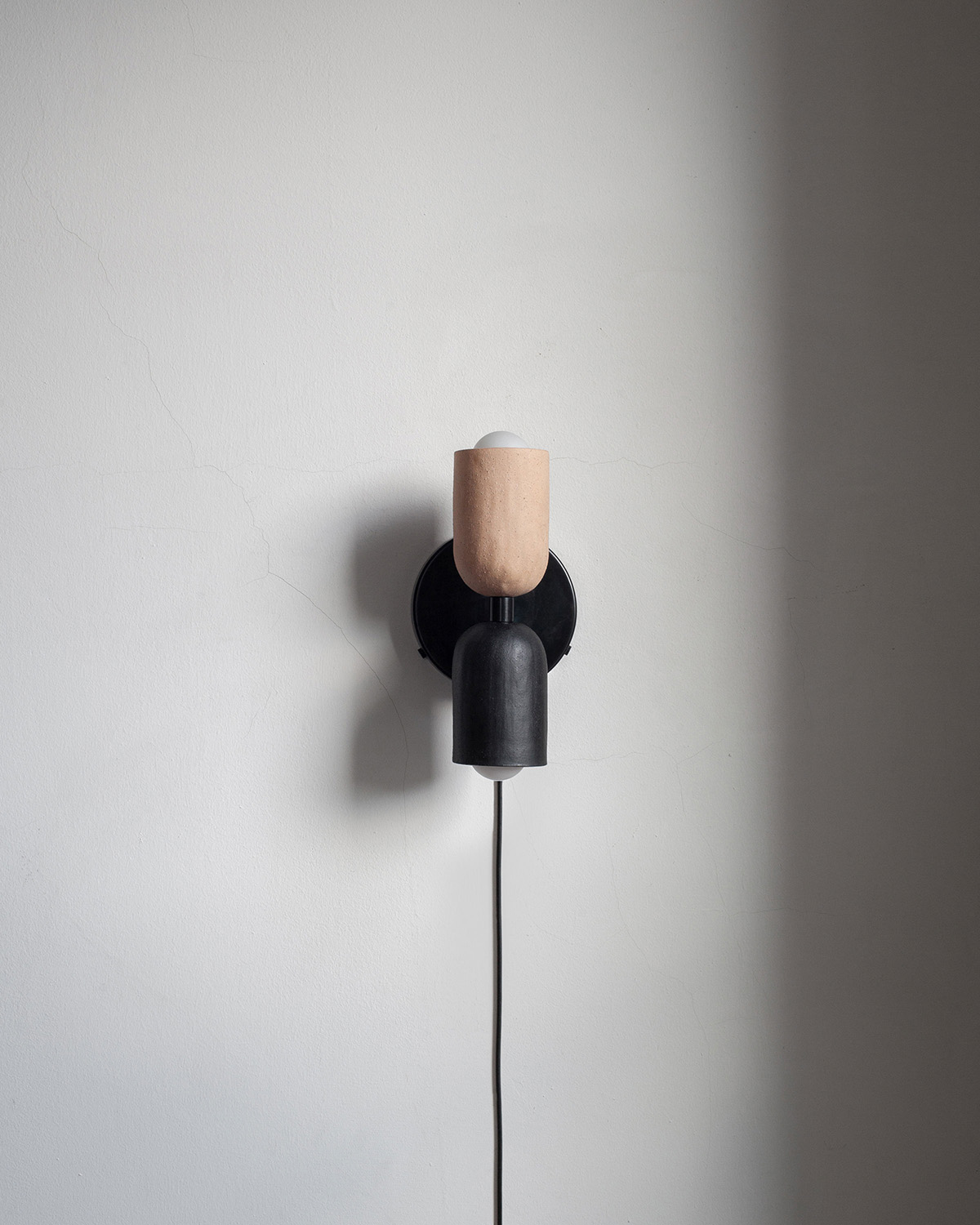 CERAMIC UP DOWN SCONCE, PLUG-IN par IN COMMON WITH