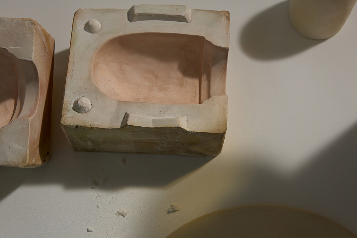 CERAMIC UP DOWN SCONCE, PLUG-IN par IN COMMON WITH