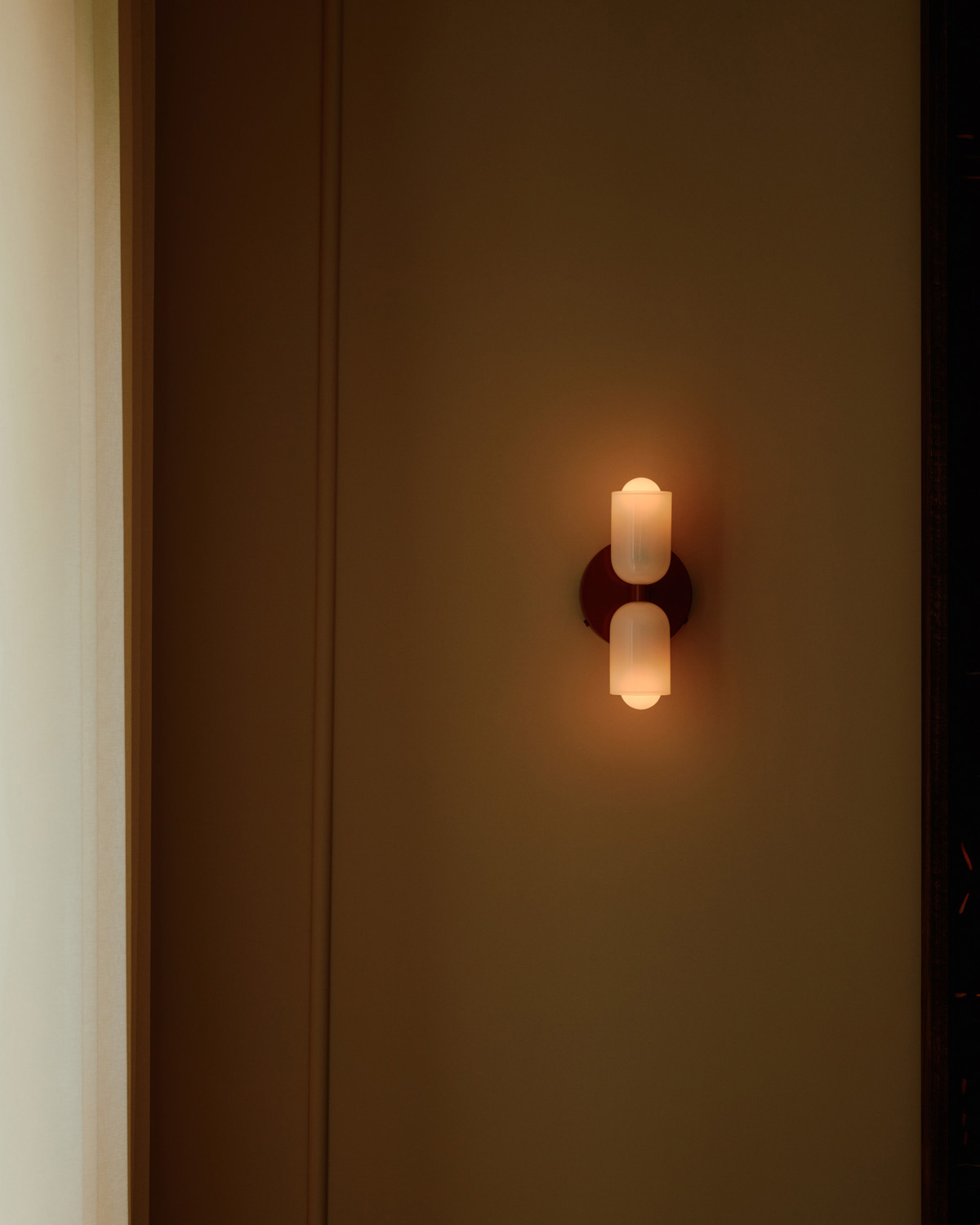 CHROMATIC GLASS UP DOWN SCONCE par IN COMMON WITH