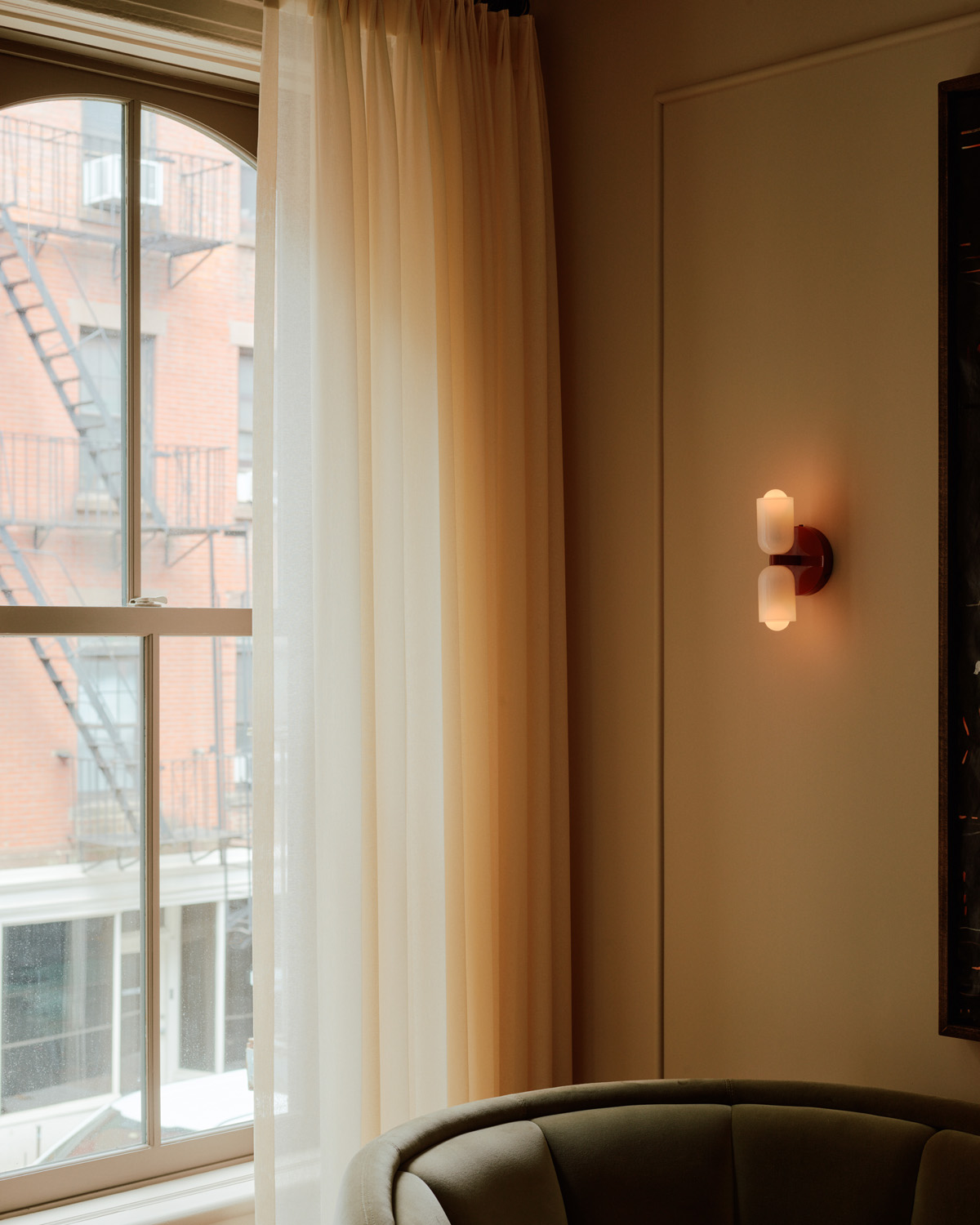 CHROMATIC GLASS UP DOWN SCONCE par IN COMMON WITH