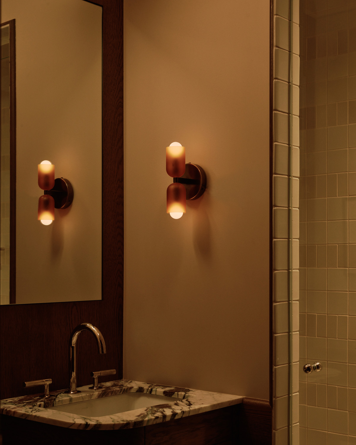 CHROMATIC GLASS UP DOWN SCONCE par IN COMMON WITH