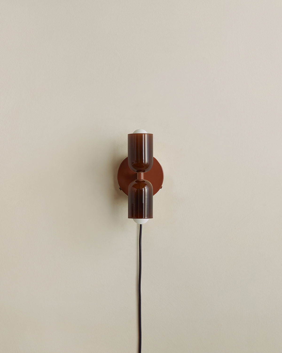 CHROMATIC GLASS UP DOWN SCONCE, PLUG-IN par IN COMMON WITH