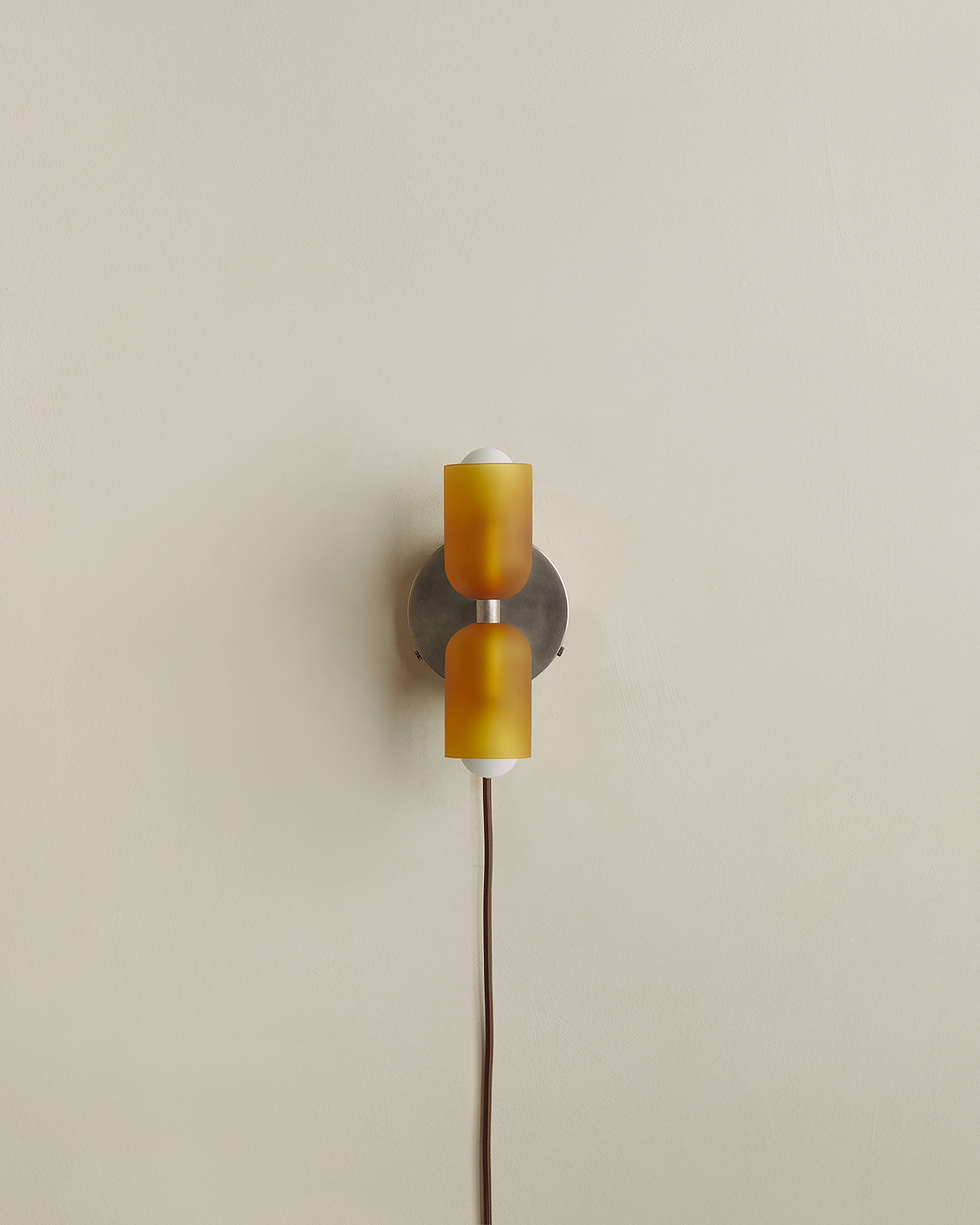 CHROMATIC GLASS UP DOWN SCONCE, PLUG-IN par IN COMMON WITH