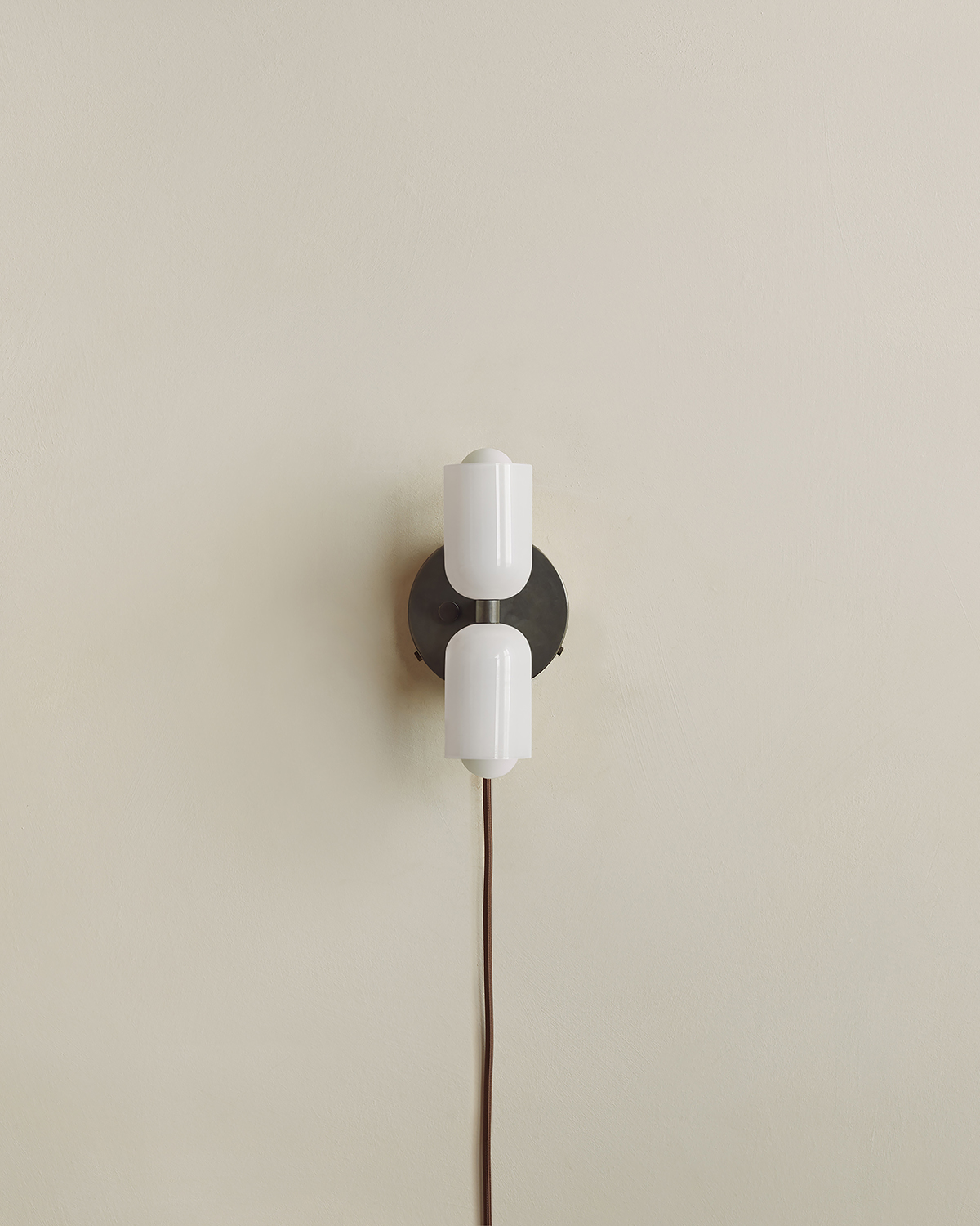 CHROMATIC GLASS UP DOWN SCONCE, PLUG-IN par IN COMMON WITH