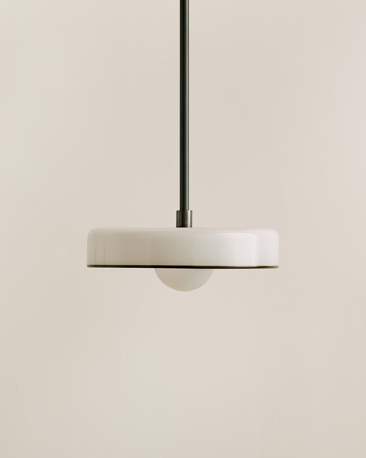 DISC PENDANT, MEDIUM par IN COMMON WITH
