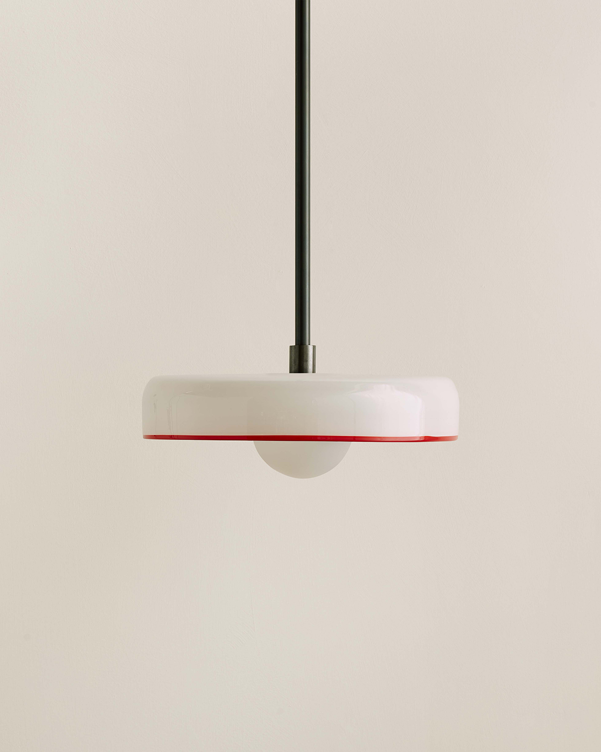 DISC PENDANT, MEDIUM par IN COMMON WITH