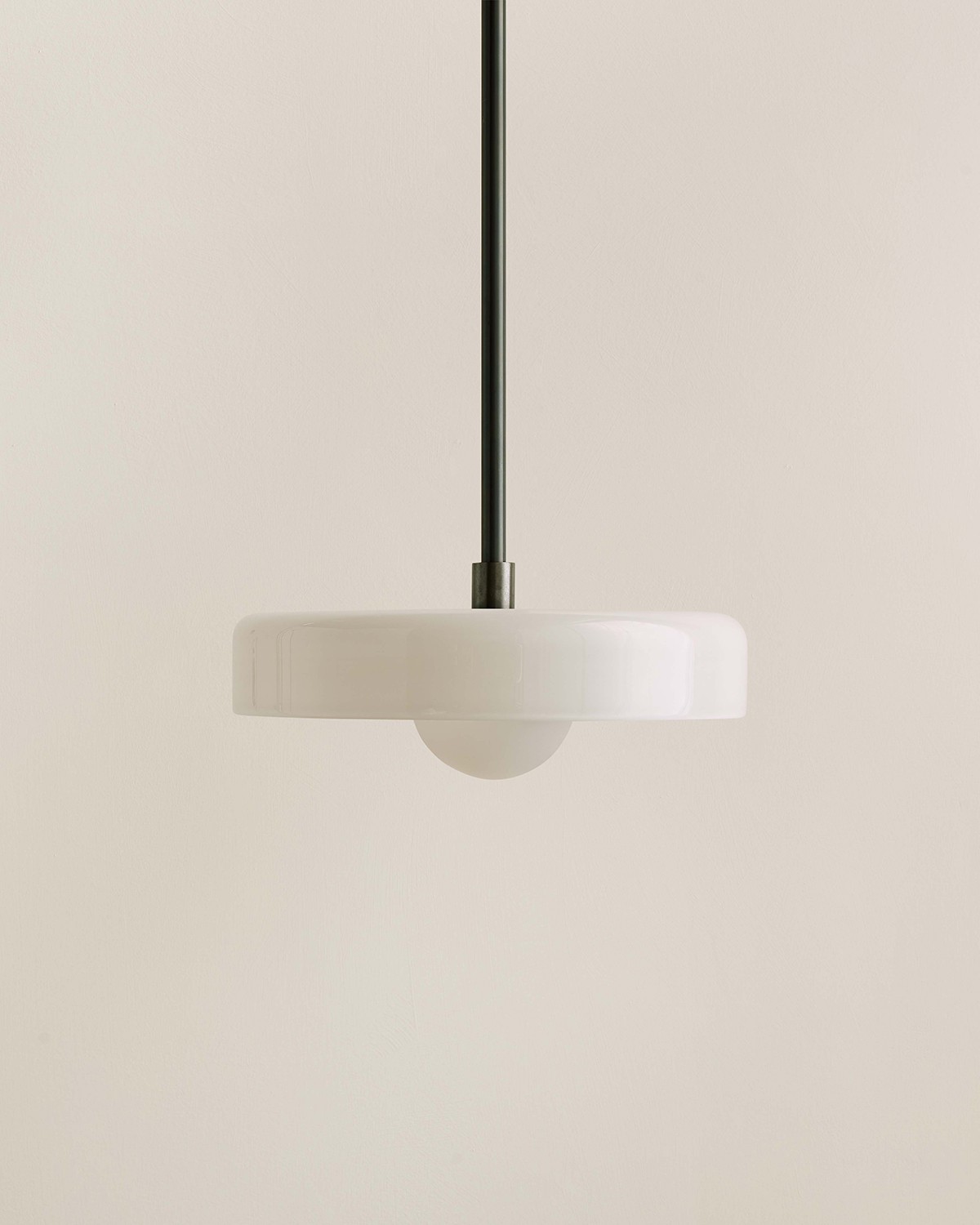 DISC PENDANT, MEDIUM par IN COMMON WITH