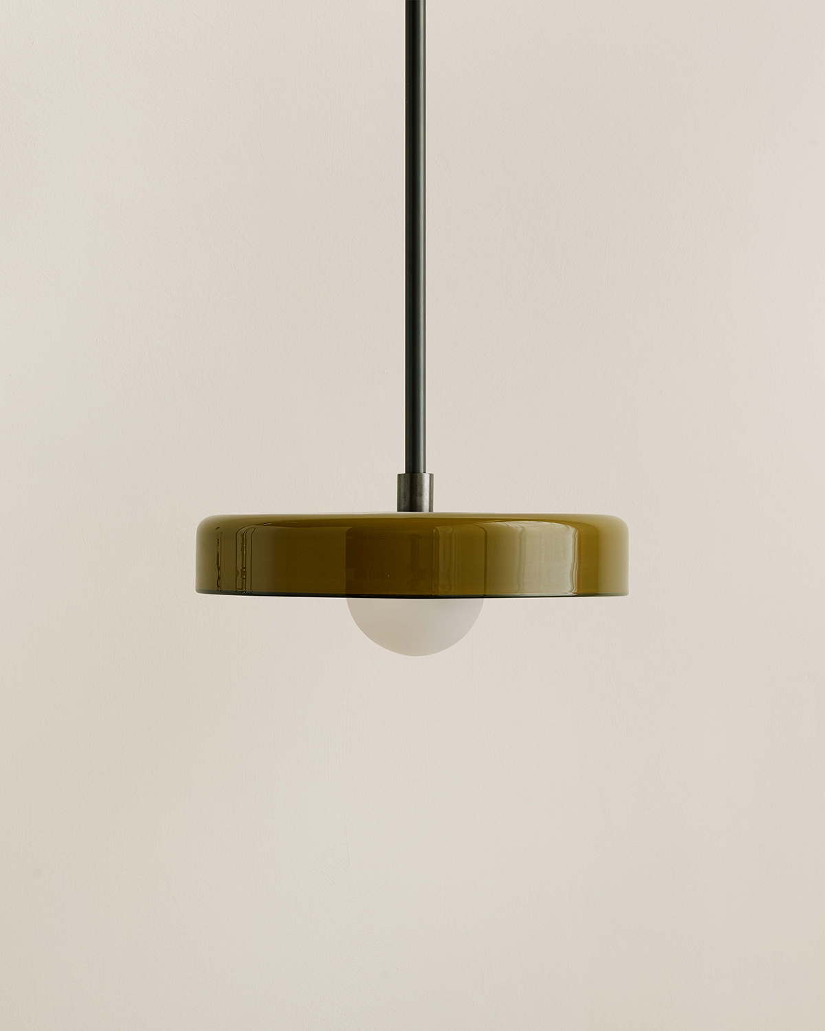 DISC PENDANT, MEDIUM par IN COMMON WITH
