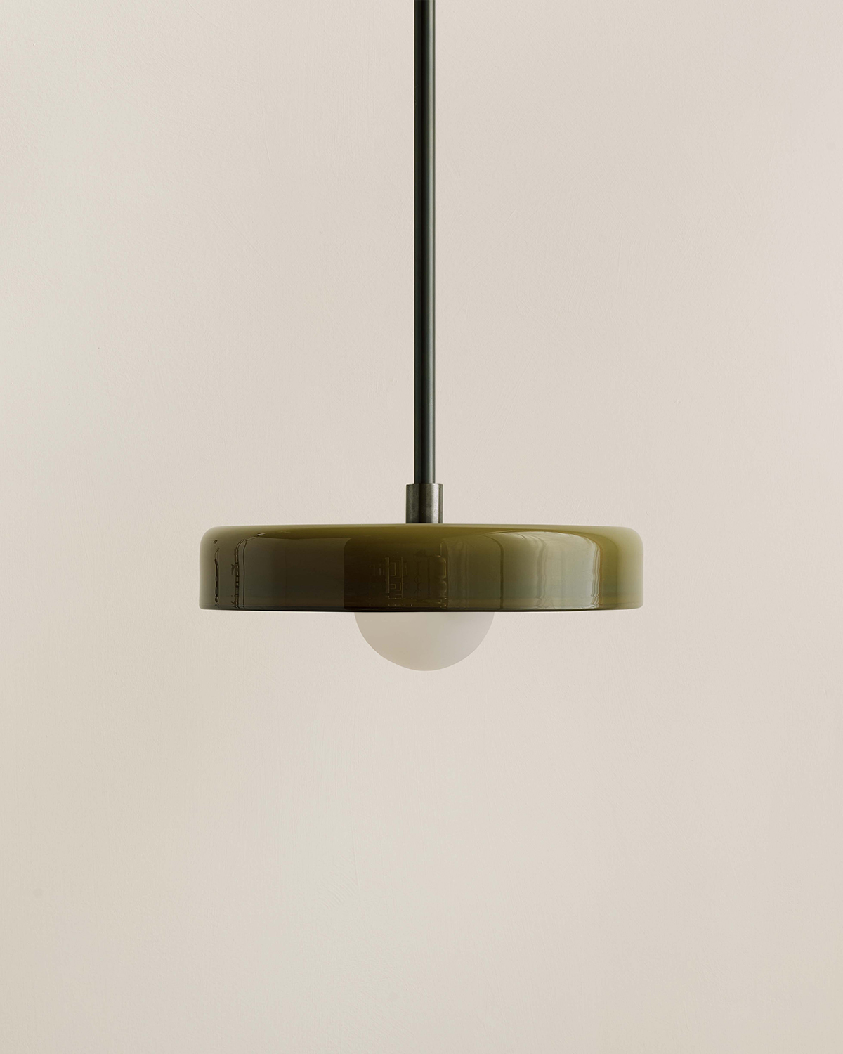 DISC PENDANT, MEDIUM par IN COMMON WITH