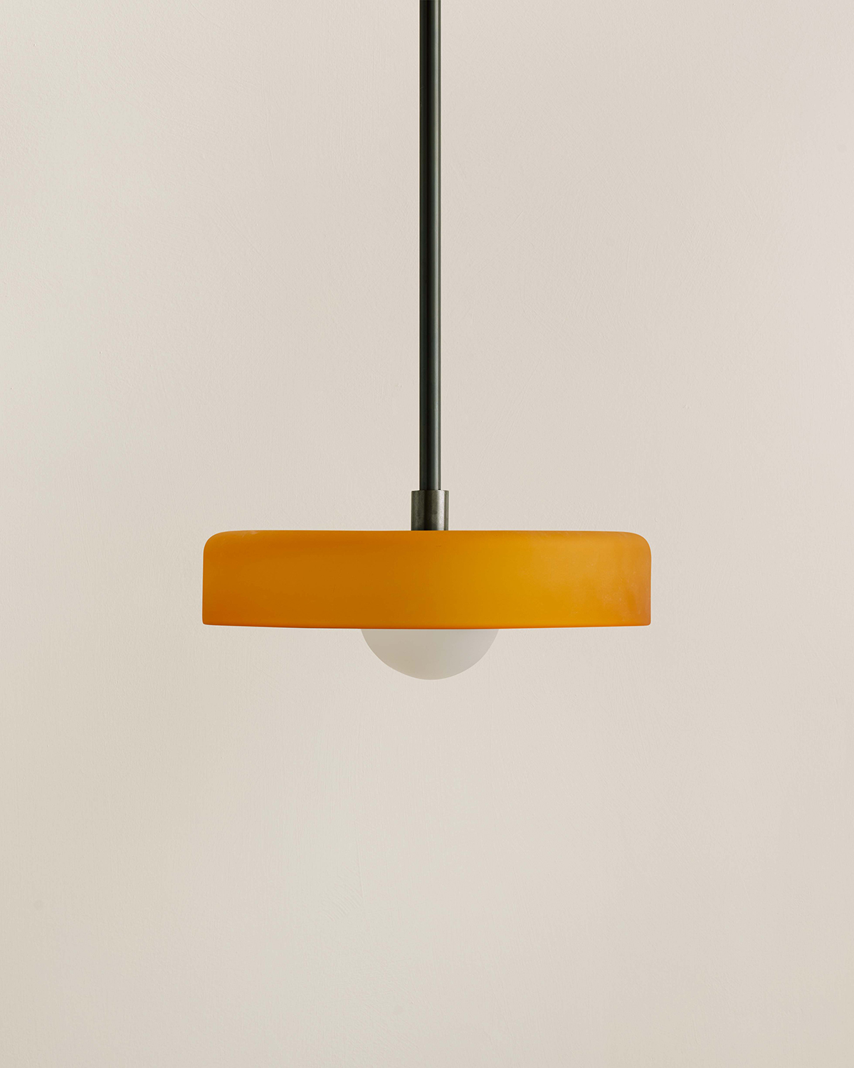 DISC PENDANT, MEDIUM par IN COMMON WITH