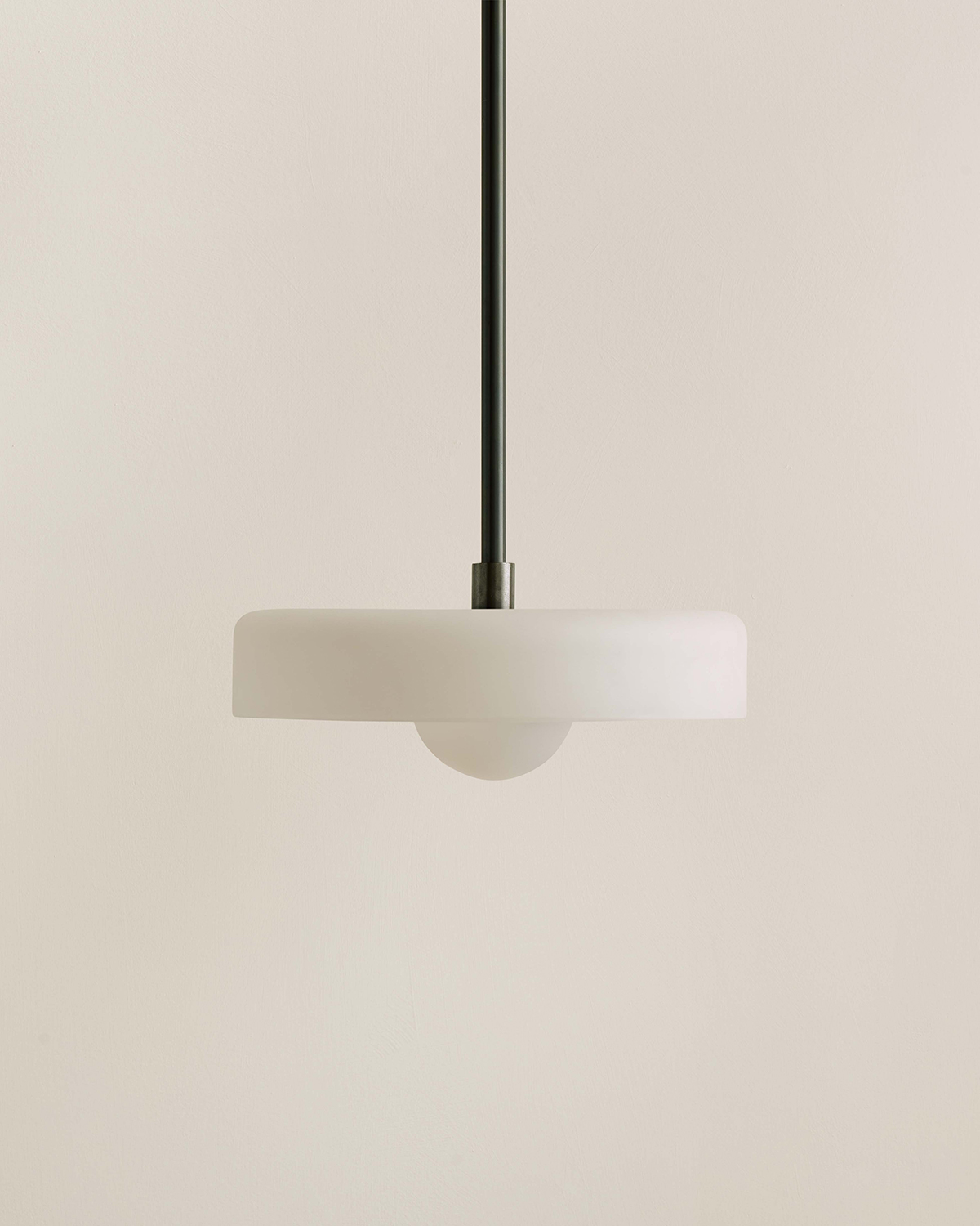 DISC PENDANT, MEDIUM par IN COMMON WITH